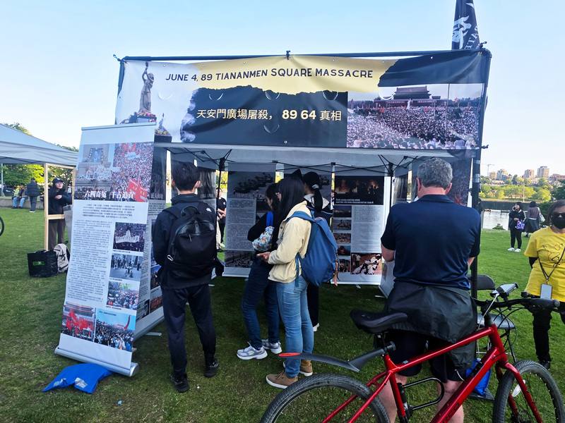 溫哥華六四晚會主辦方在現場搭設攤位，以中英文介紹天安門六四事件，希望讓加拿大人民更了解歷史真相