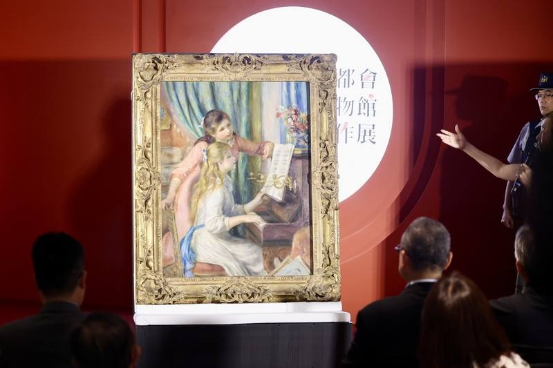 「從印象派到現代主義–美國大都會博物館名作展」14日起將在故宮博物院開展，4日在開箱記者會中搶先公開印象派大師皮耶-奧古斯特．雷諾瓦真跡「彈鋼琴的兩位少女」等畫作
