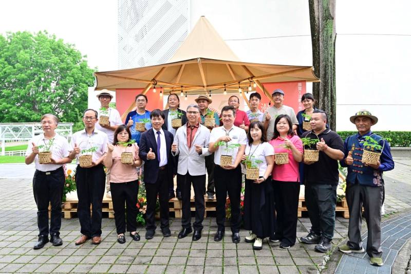 65工藝節開幕儀式透過象徵性的鳳凰樹漫活儀式，將佇立工藝中心70年的鳳凰老樹長出的新樹苗分送至工藝中心所屬各分館、基地及12家入選第一屆百大文化基地的工藝相關獲選單位，文化部主任秘書林宏義（前左4）、工藝中心主任陳殿禮（前左5）等與獲新樹苗的各單位代表共同合影留念。