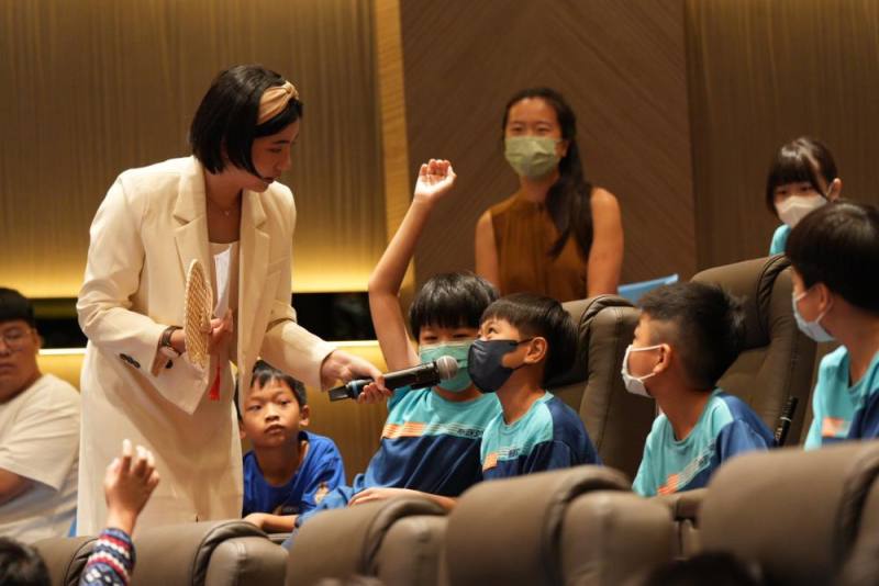 小學生們踴躍參與互動問答環節，展現學習熱忱