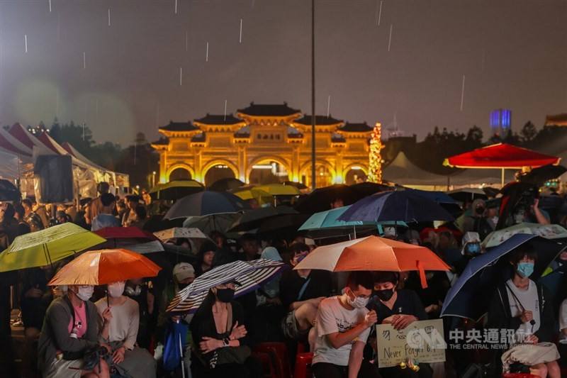 New School for Democracy and several civil groups held a vigil in Taipei on Wednesday to mark the 36th anniversary of the Tiananmen Square crackdown. Despite the rain, thousands gathered to listen to speeches and show their support. CNA photo June 4, 2025