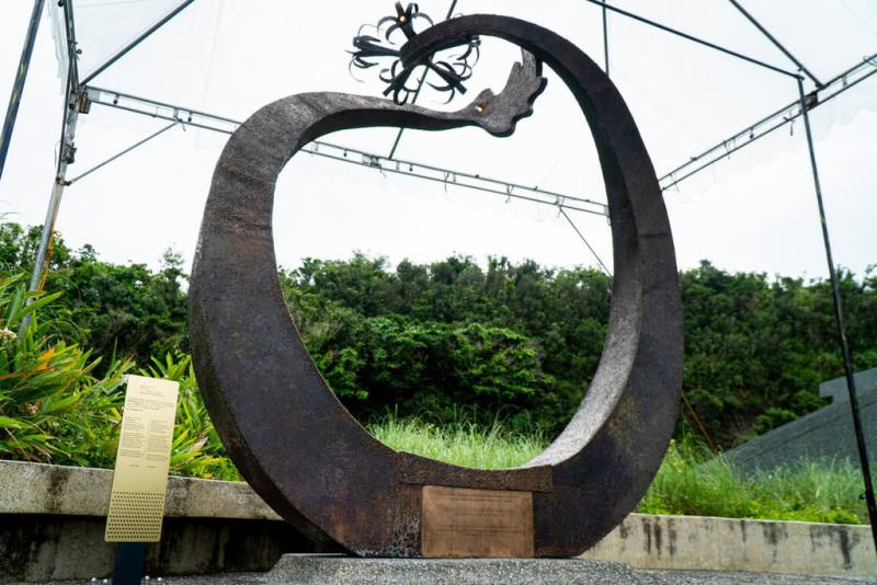 為紀念斯洛伐克傳奇人物班紐夫斯基伯爵登陸台灣250週年，斯洛伐克特納瓦省府特贈雕塑品給宜蘭縣府，作品以橡樹葉、金花石蒜等兩地具代表性的珍稀植物為意象，象徵文化交融與自然和諧，4日在南方澳正式揭幕。（宜蘭縣政府提供）