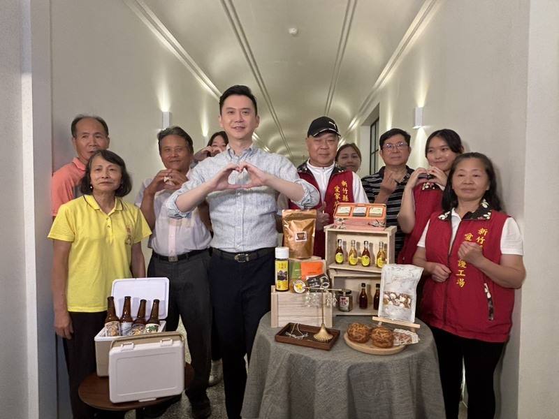 新竹縣竹北市公所持續扶植青創與小農創業，2024年創立市集品牌「竹北好市」，2025年則攜手公益團體共同參與，盼協助身障者自食其力，打開銷售市場。圖為竹北市長鄭朝方（前中）與創業者等人合影