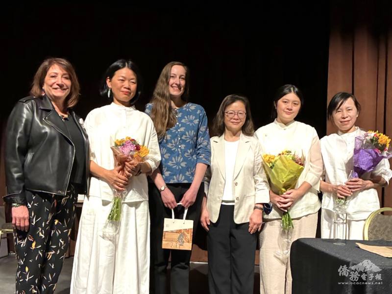 Jhentea致贈禮物茶葉（左至右：亞洲藝術與文化之友會長 Jumana Cooper、方桂珍、DIA 亞洲及伊斯蘭世界藝術副策展人Katherine Kasdorf、密西根州亞太裔美國人事務委員會委員兼底特律美術館亞洲藝術文化之友理事竇惠娟、薛鈺、方埾愛）