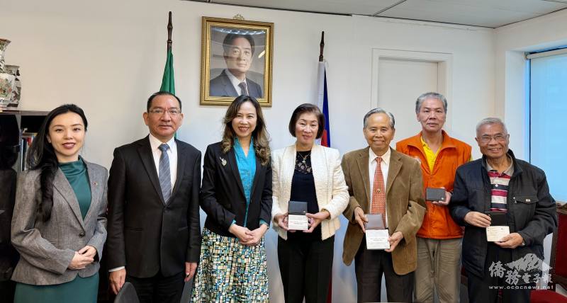 駐聖保羅辦事處處長朱怡靜（左三）、聖保羅文教中心主任尤正才（左二）、經濟組秘書陳映潔（左一）、中南美洲臺灣商會總會長林幸昭（右四）、榮譽總會長劉學琳（右三）、秘書長劉崇榮（右二）、僑務顧問廖世秉（右一）合影