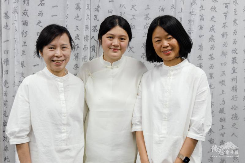 由左至右，四代女性茶師方堅愛、五代女性茶師薛鈺、四代女性茶師方桂珍