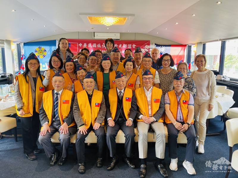 駐荷蘭代表處大使田中光(坐者中)、旅荷榮光聯誼會理事長鍾啟元(坐者左二)、僑務委員曾仲殷(坐者右二)等與會人士會後大合照