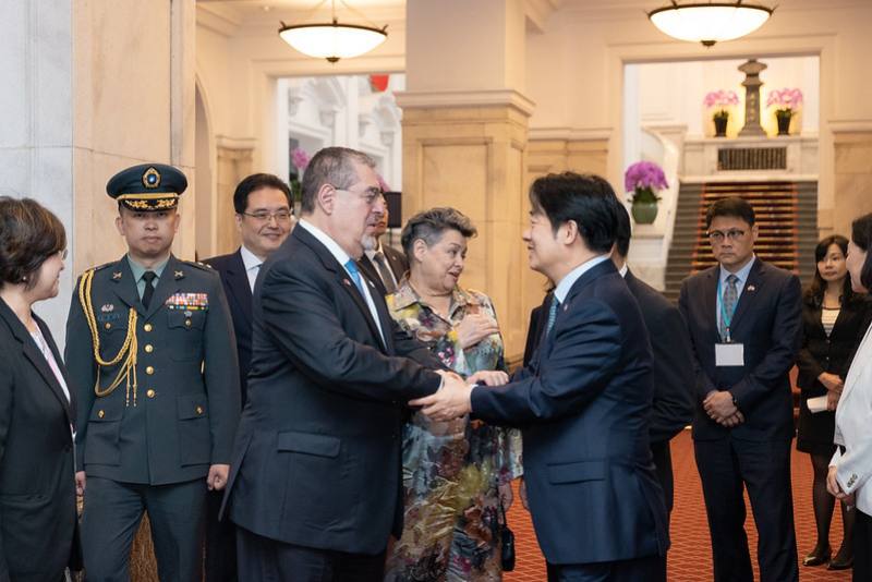 President Lai shakes hands with President Bernardo Arévalo of the Republic of Guatemala.