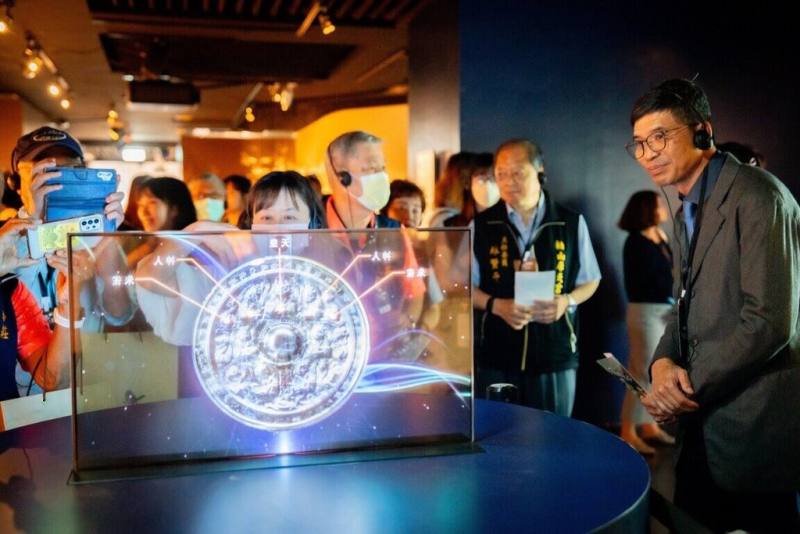 國立故宮博物院推出「眾神降臨－沉浸故宮3.0數位展」，結合AI生成以及體感互動技術，轉譯從古至今的神仙與神話，帶觀眾走入時空，體會信仰如何形塑文化與日常生活，5日舉行開幕記者會。（故宮提供）