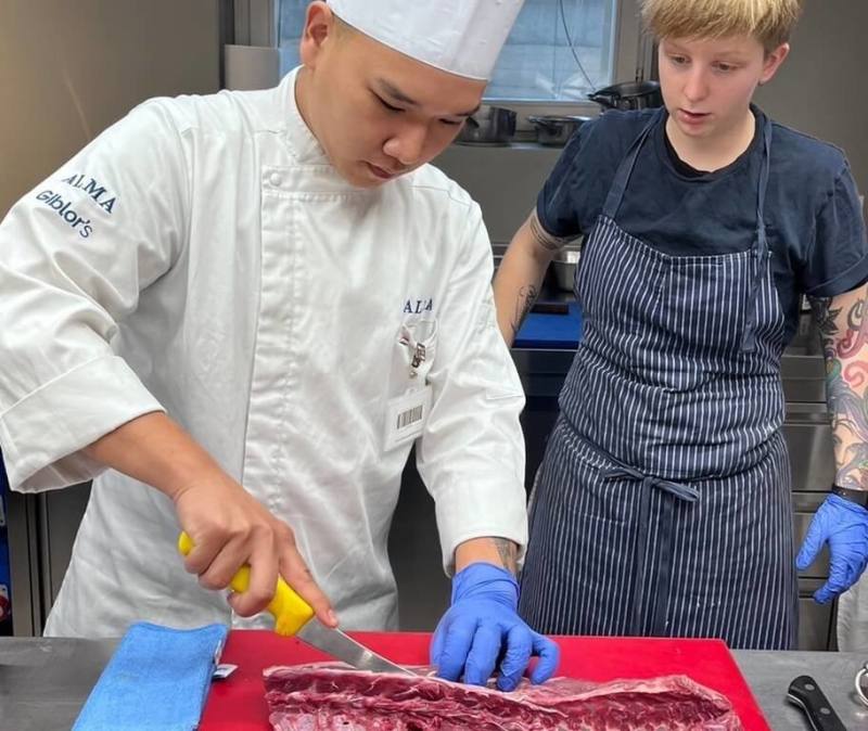 弘光科大與世界頂尖廚藝學校ALMA合作，每年選送15至20名表現優異的學生前往義大利，接受專業訓練。圖為弘光科大校友王明威（左）在義大利米其林三星餐廳Da Vittorio實習情形。（弘光科大提供）