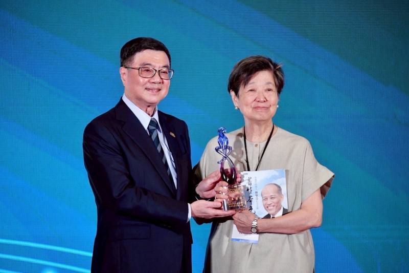 卓揆頒獎表彰水利傑出貢獻人員