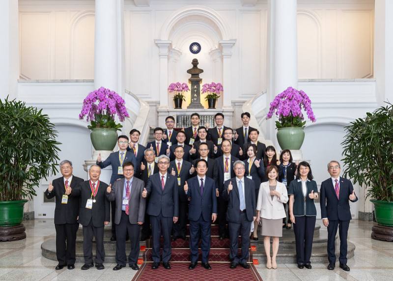 總統與訪賓一行合影