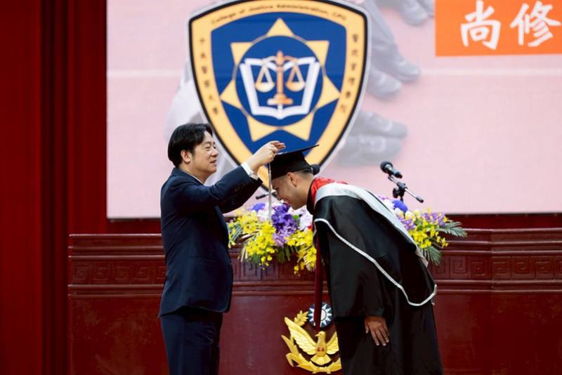 總統頒授學位證書，並為畢業生代表撥穗