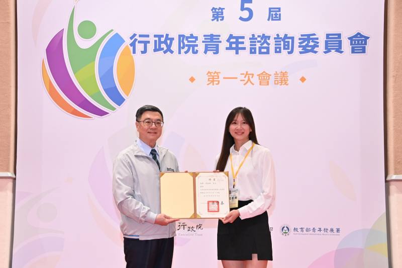 行政院長卓榮泰逐一頒發聘書予本屆新任青年委員