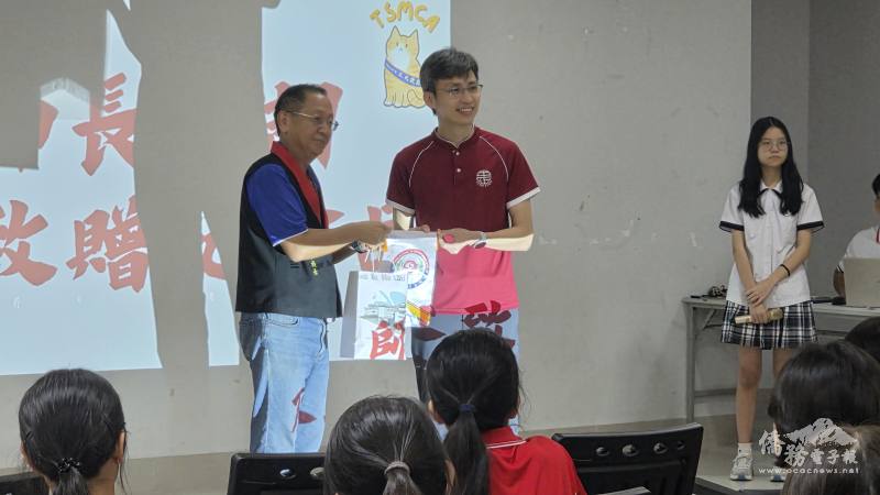 兩校校長致贈紀念品