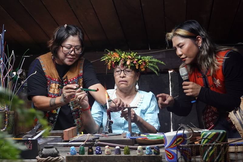 馬紹爾群島共和國總統海妮（Hilda C. Heine）（中）6日走訪台灣原住民族文化園區，親自動手燒製琉璃珠，體驗原住民工藝文化