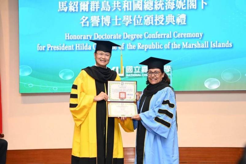 嘉義大學肯定馬紹爾總統海妮（Hilda C. Heine）（右）將教育理念融入國家治理及長期支持台灣參與國際社會的付出，5日特別頒發教育學名譽博士學位，以表彰其貢獻。（嘉義大學提供）