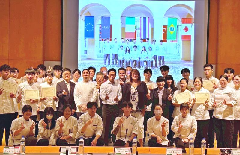 弘光科技大學6日舉辦第六屆義大利ALMA廚藝學院實習結業授證儀式，14名學生前往義大利完成5個月的研習及米其林級餐廳實習。