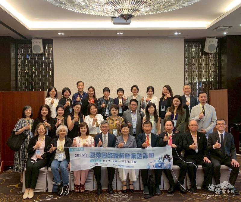 僑委會委員長徐佳青出席6月2日開幕式與2025年臺灣國際醫療產業邀訪團大合照