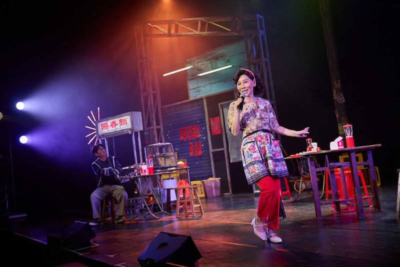 沉浸式音樂劇「老闆～來碗陽春麵！」將開跑，背景設定於台北某家老麵攤，由春河劇團團長郎祖筠（右）飾演主角麵攤老闆娘「鶯鶯」，演出結合經典廣播音檔、華語金曲與現場互動體驗。（春河劇團提供）