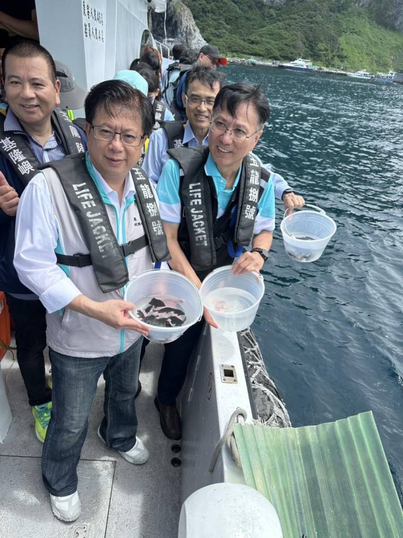 進行魚苗放流活動