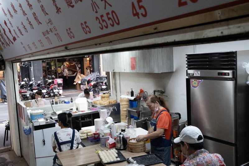 主計總處5日公布5月消費者物價指數（CPI）年增率為1.55%，漲勢相較4月有所收斂，但跟民生密切相關的外食費年增率仍達3.5%，漲幅持續擴大，更創下15個月新高，讓民眾對物價上漲的感受依舊深刻。圖為台北市中正區小吃店人員包餃子