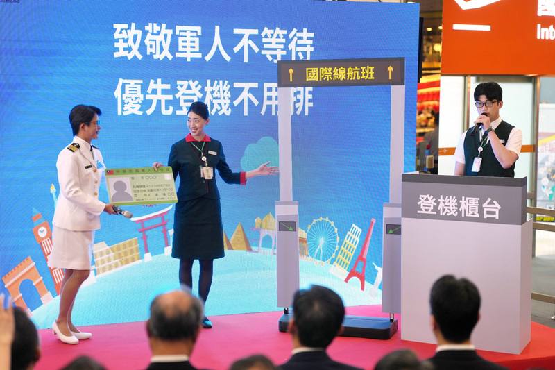 為了感謝國軍弟兄為國付出，國籍航空業者將自7月1日起，提供軍人優先登機服務。國籍航空地勤人員6日在記者會示範登機流程