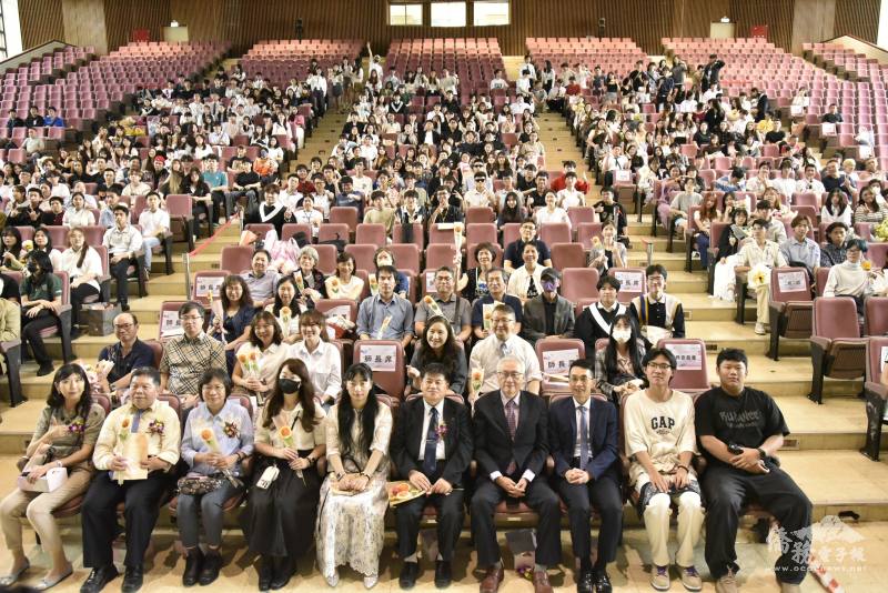 結業僑生同學與貴賓大合影