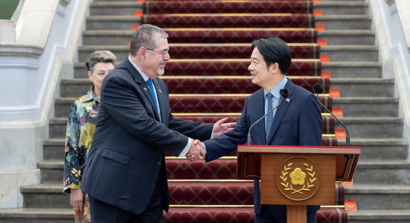 President Lai Ching-te shakes hands with President Bernardo Arévalo of the Republic of Guatemala.