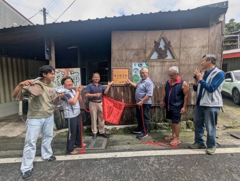 林業署嘉義分署分署長李定忠（左3）指出，民眾將舊式獵具送往嘉義縣阿里山鄉掛「保育優萬獸」牌誌的商家並登記相關資訊，即可免費換取改良式獵具，並獲得新台幣100元購物金。（林業署嘉義分署提供）