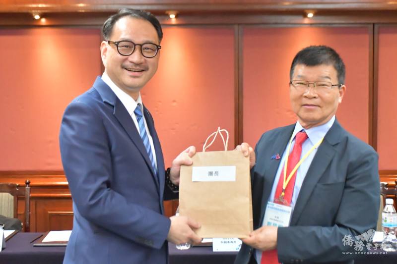 阮昭雄代表僑委會致贈紀念品予團長鄭登烟