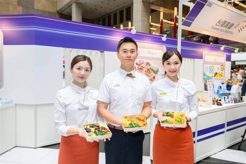 第10屆鐵路便當節6日起一連4天在台北車站登場，台灣高鐵公司也搶先曝光3款全新口味的高鐵便當，包括嘉義風味雞肉飯佐櫻花蝦金瓜炊粉、古早味肉燥排骨飯及三杯杏鮑菇佐燕麥飯，預計7月上市。（台灣高鐵公司提供）