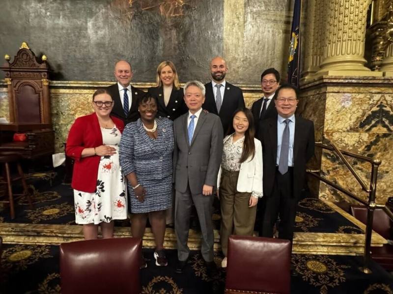 駐紐約辦事處長李志強（前排中）與賓州眾議長麥克林登（Joanna McClinton）（前排左2）等人3日在州議院合影。（駐紐約辦事處提供）