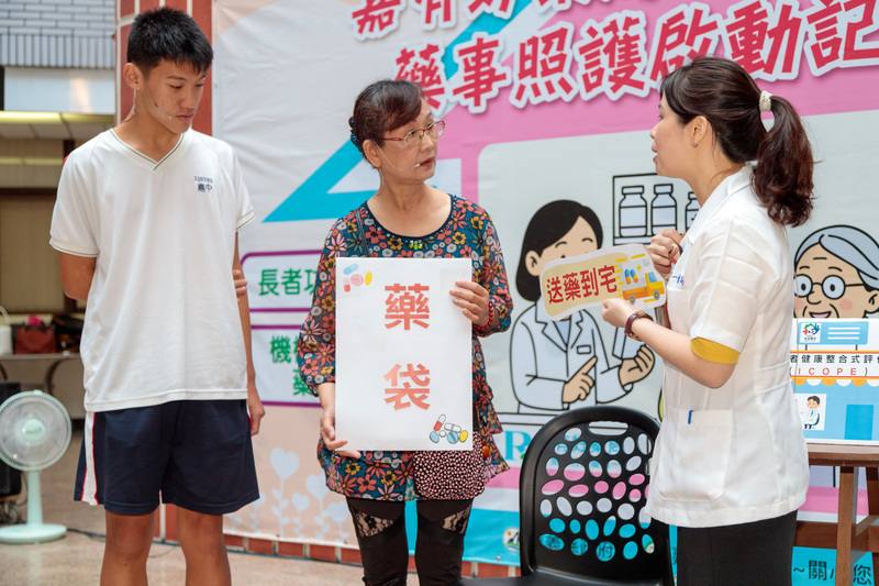 嘉義縣衛生局6日舉辦4大藥事照護計畫啟動記者會，並透過戲劇演出，詮釋長者認知等評估、藥事照護、送藥到家的計畫特色