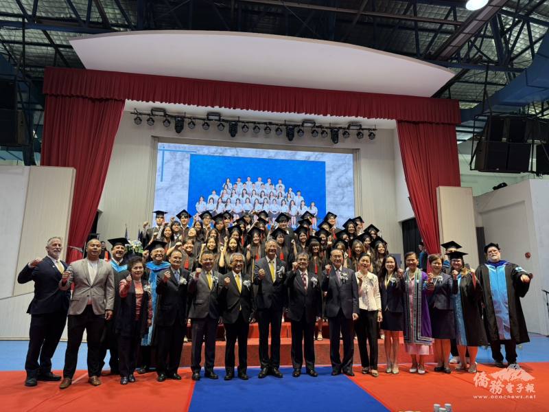 畢業生及與會貴賓合影