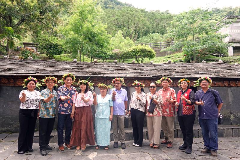 馬紹爾群島共和國總統海妮（Hilda C. Heine）（左5）6日率國是訪問團走訪台灣原住民族文化園區，並參訪排灣族傳統石板屋