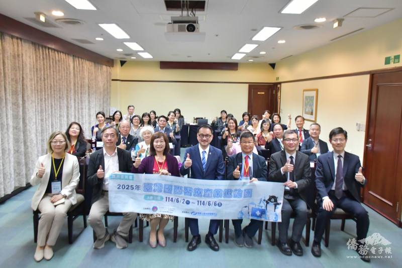 僑委會副委員長阮昭雄與訪團於6月6日進行綜合座談大合照