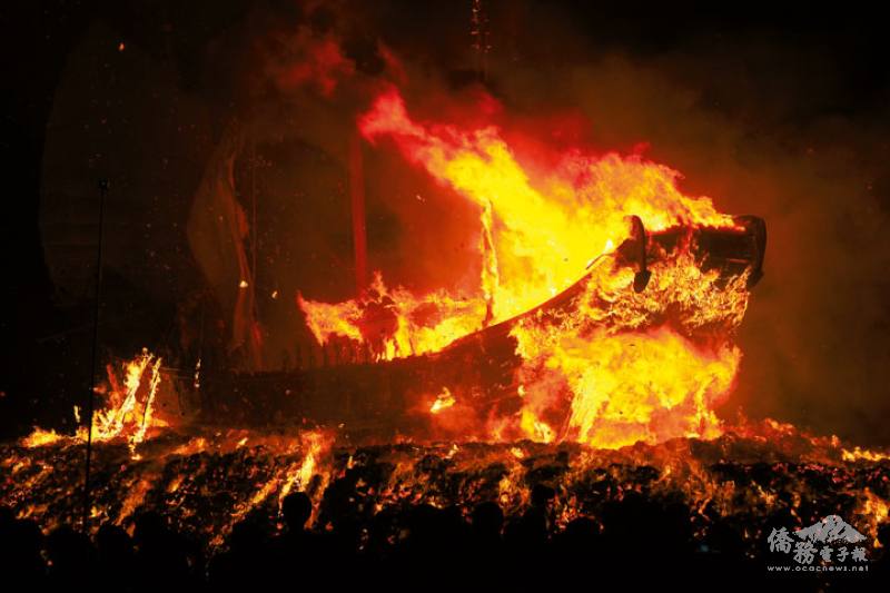 In Taiwan’s folk rituals, the element of fire is striking, but water also plays an important role. In the ceremonies around the burning of the King’s Boat in Donggang, Pingtung County, both elements feature prominently. (photo by Jimmy Lin)​​