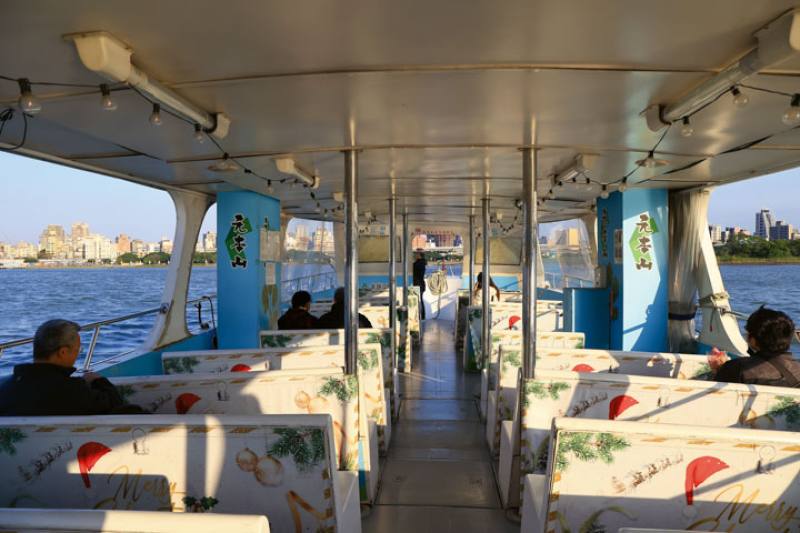 搭船遊覽藍色公路，沿途可以看山、看水鳥、看魚，體驗不一樣的台北之美。