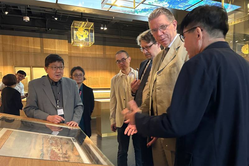 臺博館館長陳登欽向柏林民族學博物館館長寇赫（右2）、副館長馮波瑟（右3）、國立政治大學歐洲臺灣史料研究中心主任姚紹基（右4）介紹臺博館展品。