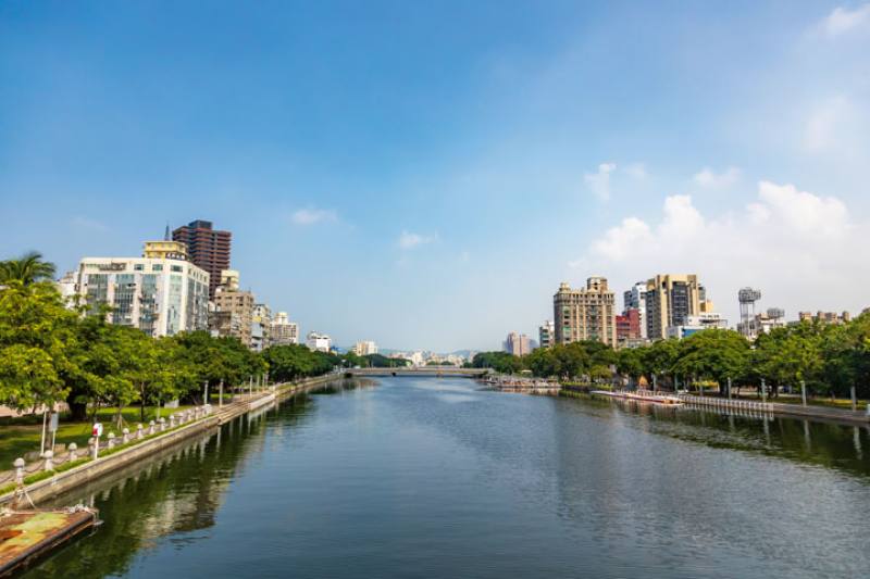 都市裡的水域，不僅能提供景觀遊憩，還具有氣候調節與提供生態棲地的功能，圖為高雄愛河，可以遊船、散步、騎自行車。（林旻萱攝）
