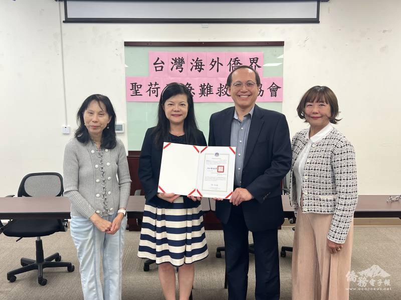 許彩鳳(左二)代頒僑委會賀狀給陳俊成(右二)