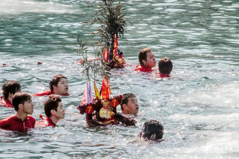 The environment of Taiwan, a mountainous island with fast-flowing rivers that are prone to flooding, fostered many rituals connected to water. In the Yeliu Harbor Purification ceremony, 100 men carry palanquins bearing various deities as they swim across 
