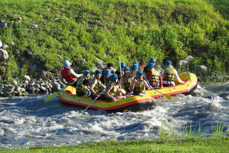 Visitors can go rafting on the Annong River, enjoying a frisson of excitement amidst cool splashes.​​
