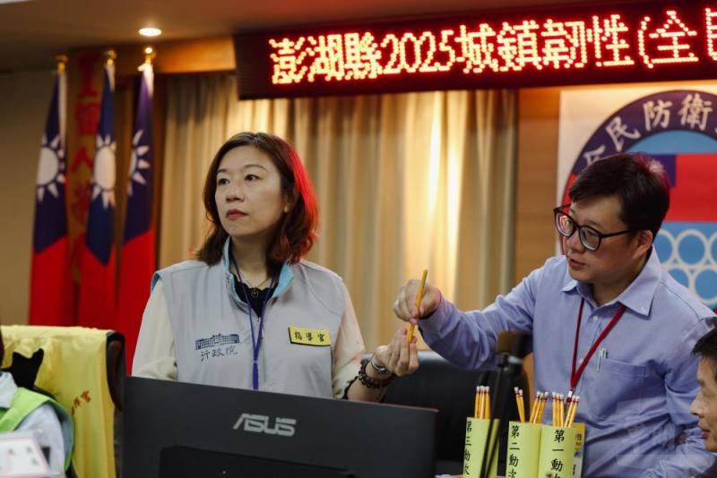 衛福部政務次長林靜儀於兵棋推演中實施輔助狀況抽籤