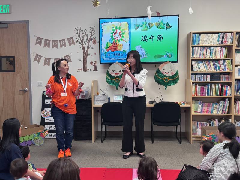 金山灣區文教中心主任莊雅淑(右)致詞