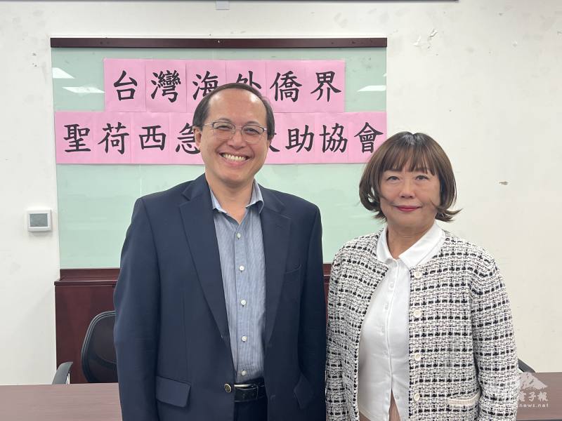 陳俊成(左)及陳瓊瑩(右)合影