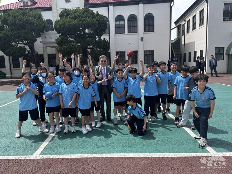 駐韓國代表處代表梁光中與韓華子弟合影