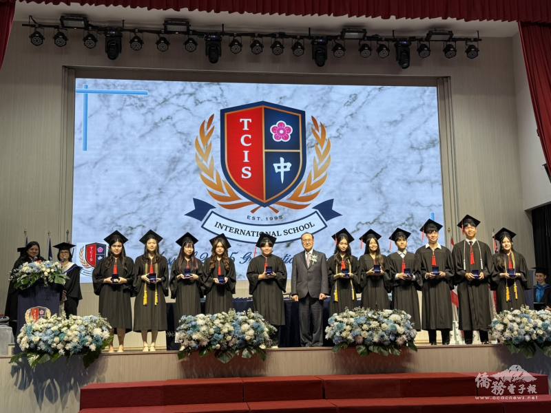 創校董事長余聲清頒發優秀畢業生獎項