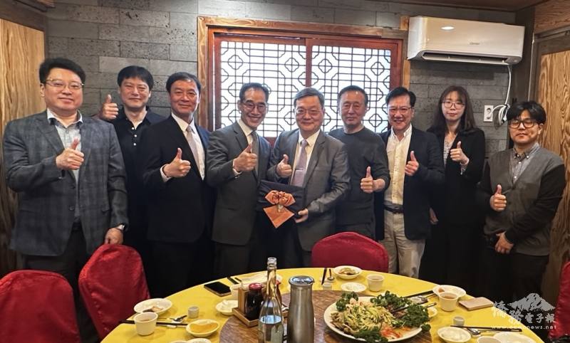 梁光中與仁川華僑中山中小學理事會餐敘交流僑教發展